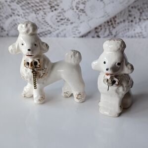 VINTAGE TWO WHITE/GOLD PORCELAIN POODLE PUPPIES METAL CONNECTING LEASHES MISSING